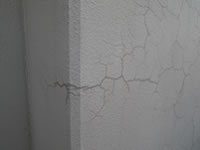 外装施工時期のめやす写真：外壁のひび割れ
