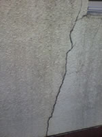外装施工時期のめやす写真：外壁のひび割れ