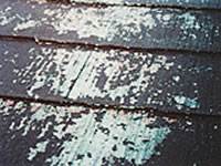 屋根施工時期のめやす写真：屋根の剥がれ